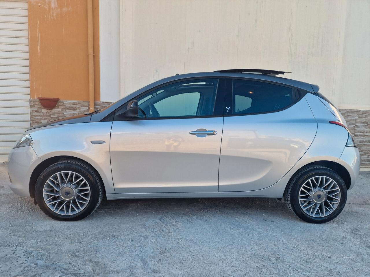 Lancia Ypsilon 1.2 benzina 70cv Tetto panoramico