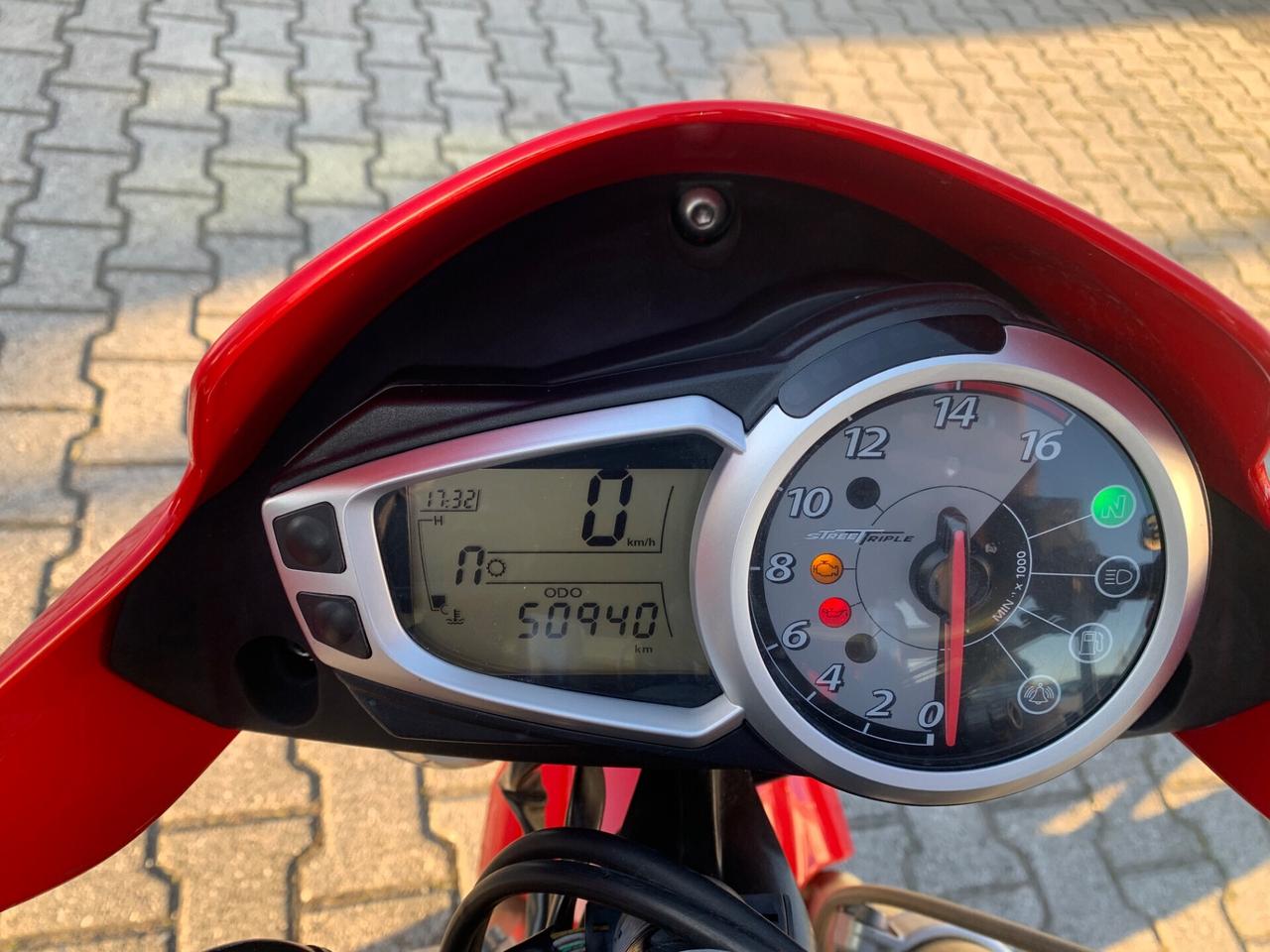 Triumph Street Triple 675 accessoriatissima