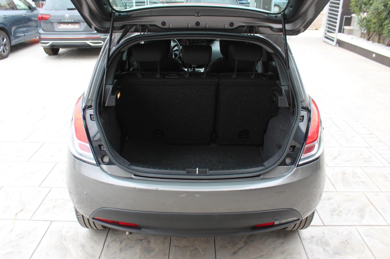 Lancia Ypsilon 1.0 FireFly 5 porte S&S Hybrid Ecochic Silver