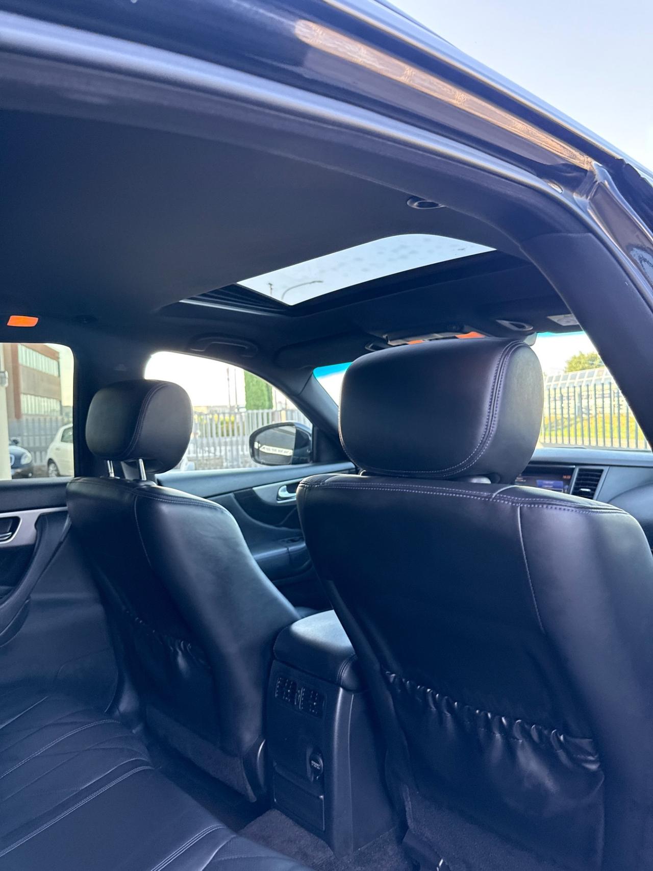 Infiniti QX70 3.0 diesel V6 AT S Design