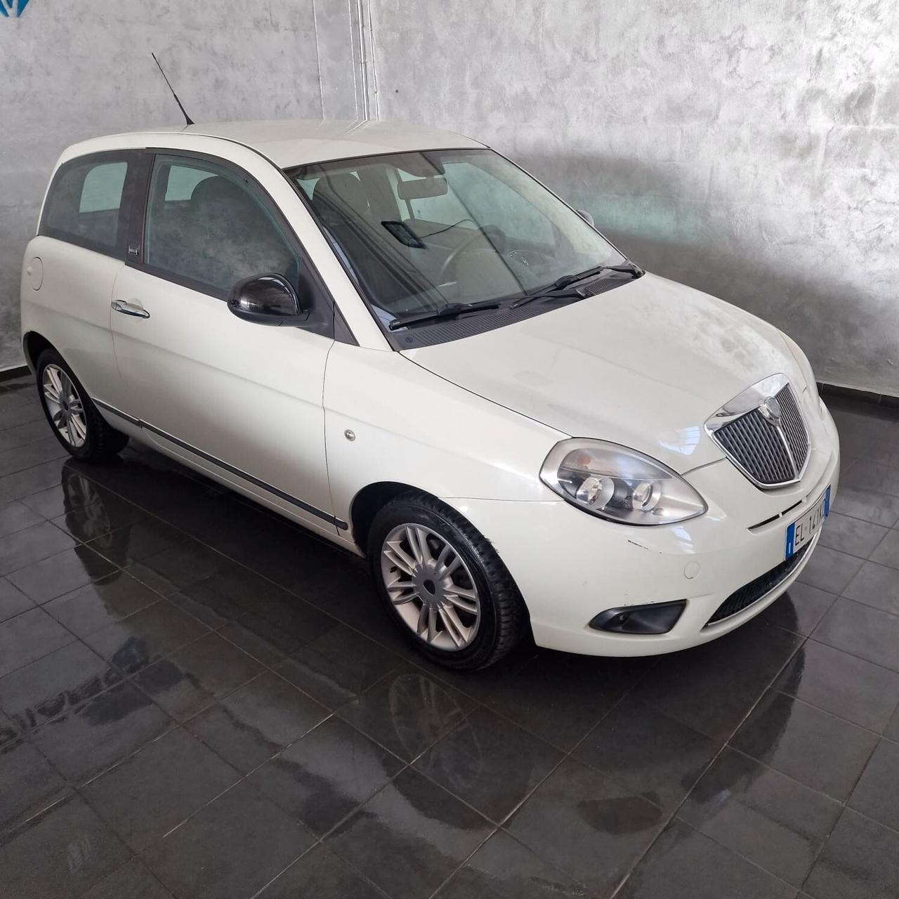 Lancia Ypsilon 1.3 MJT 75 CV Unyca