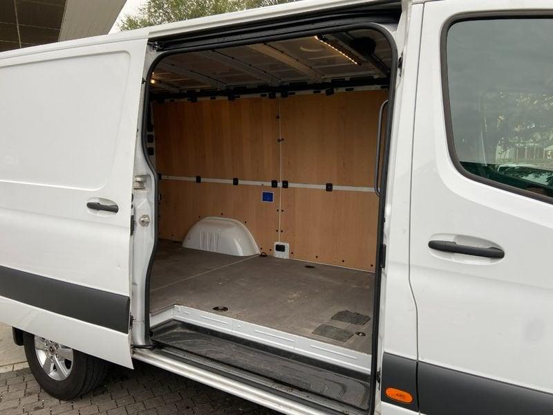 Mercedes-Benz Sprinter 319 2.0 cdi F 37/35 rwd H2 9G-tronic