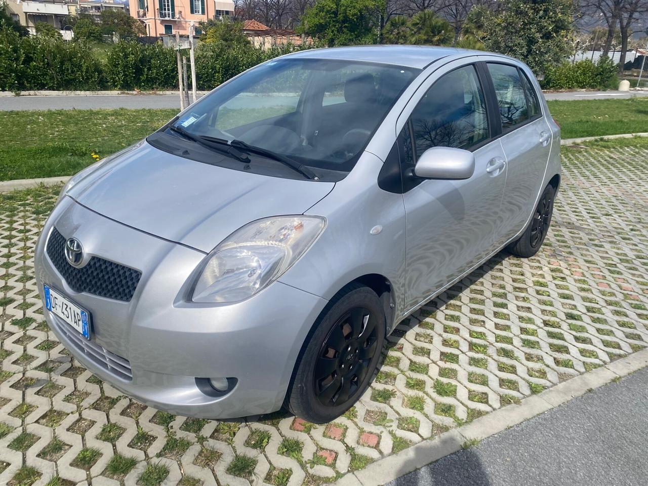 Toyota Yaris 1.0 5 porte Sol