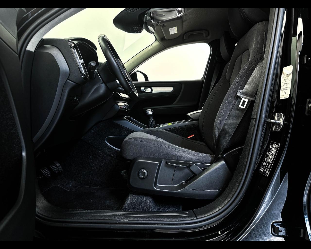 VOLVO - XC40 T3 Momentum Pro