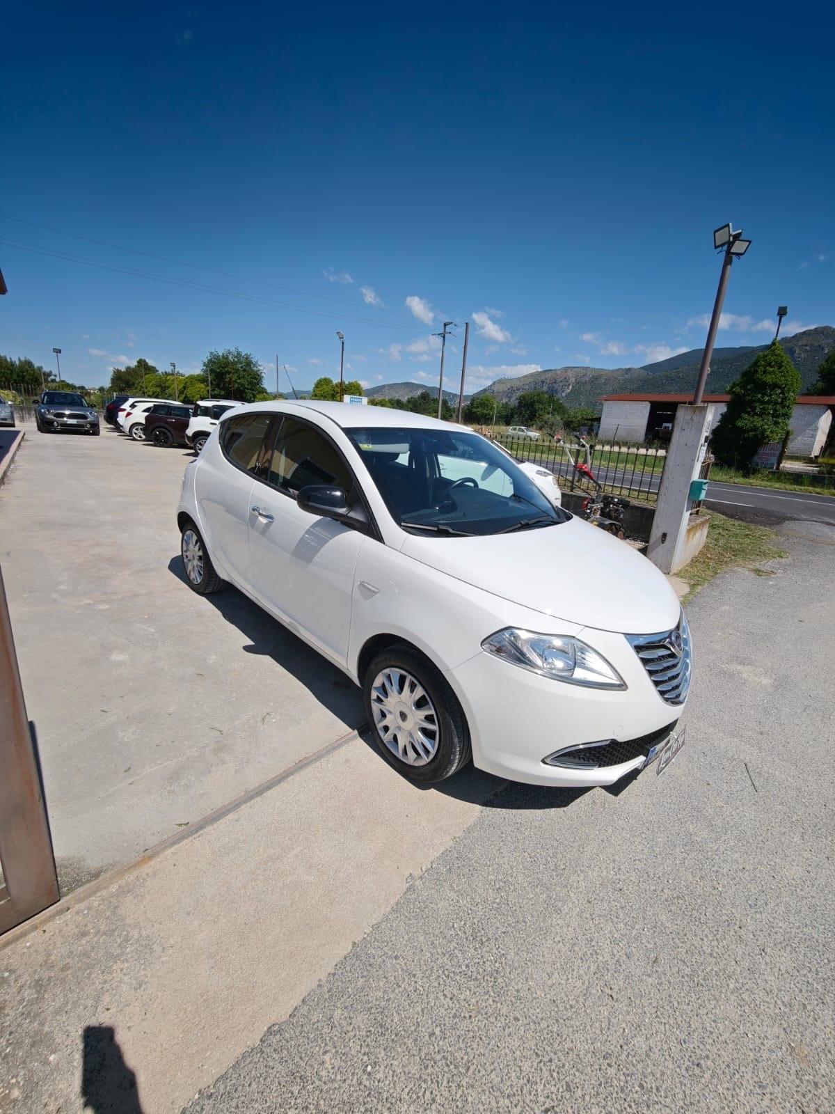 Lancia Ypsilon 0.9 TwinAir 85 CV cambio automatico km 58 mila