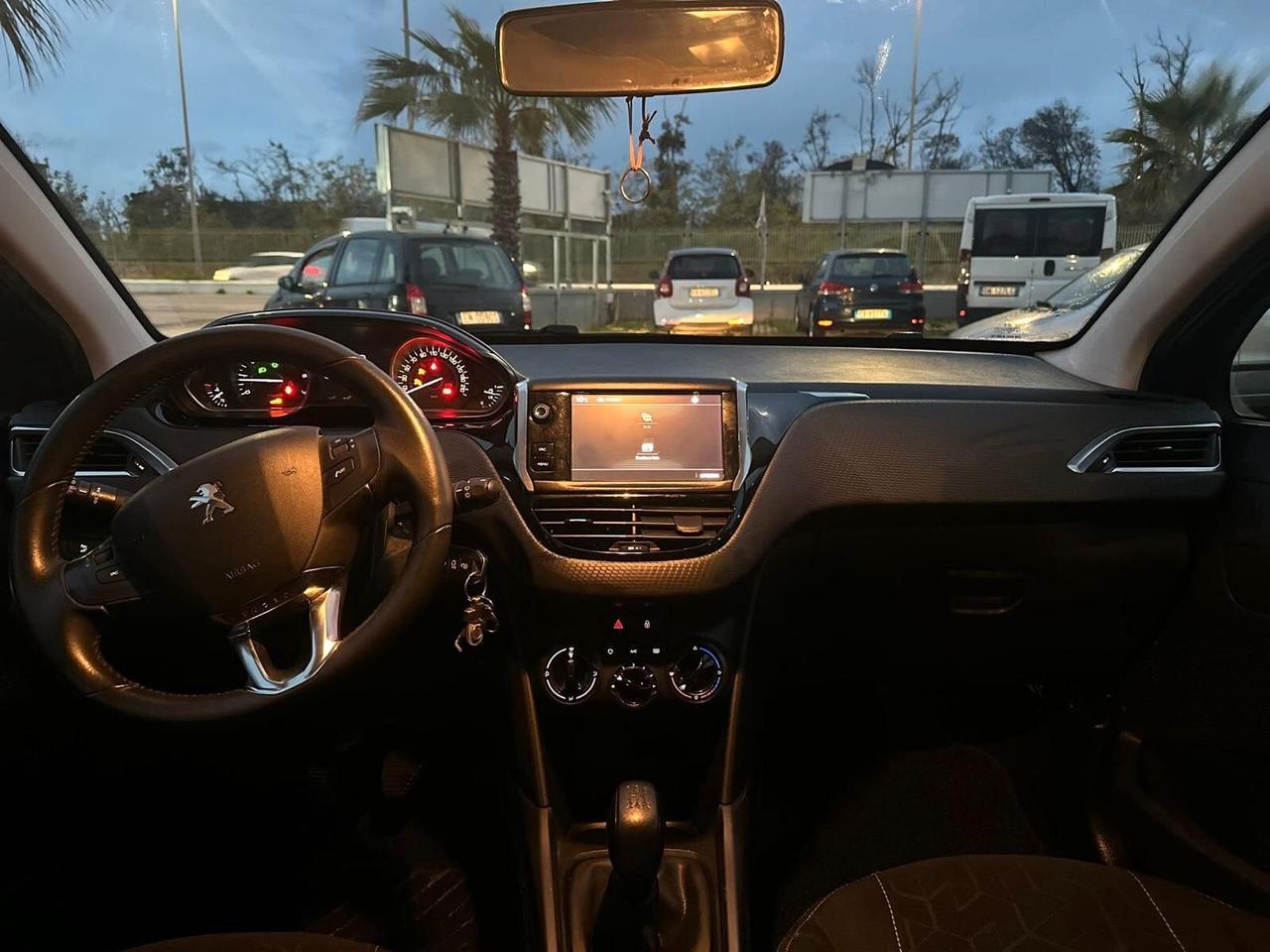 Peugeot 2008 PureTech 82 Allure leggermente grandinata