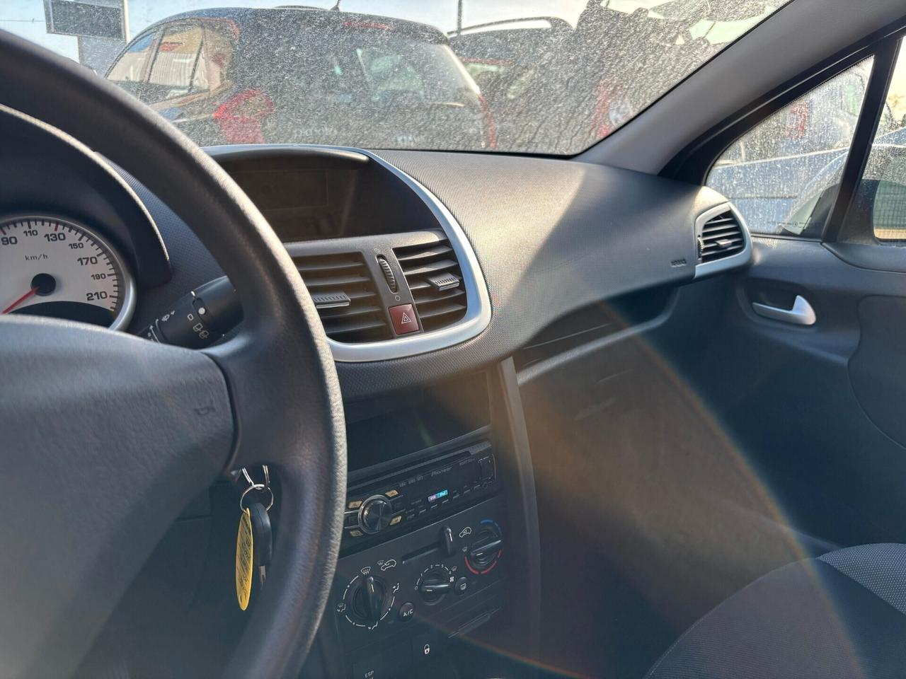 Peugeot 207 1.4 benzina Neopatentati