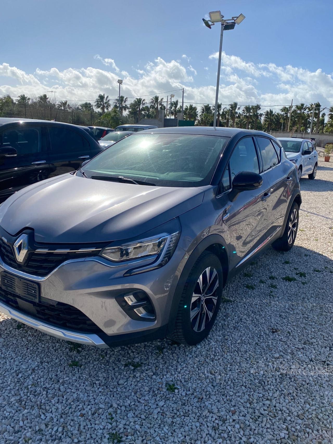 Renault Captur TCe 90 CV Techno compresa di passaggio
