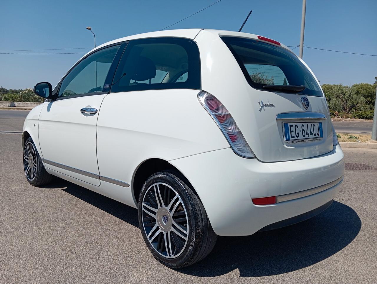 Lancia Ypsilon 1.3 MJT 75 CV Unyca