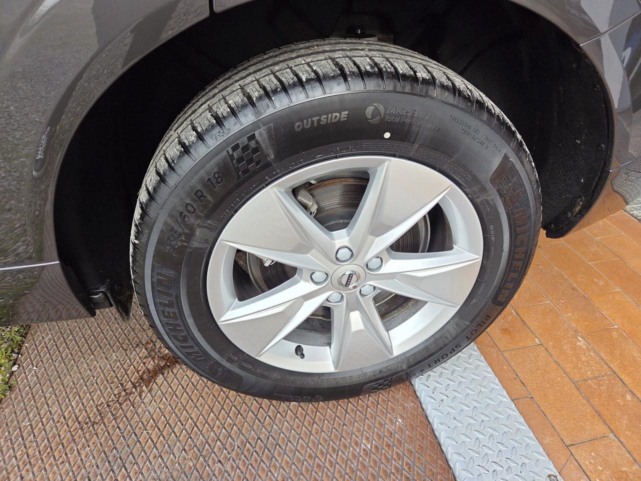 Volvo XC 60 B4 D AWD automatico Ultimate Dark