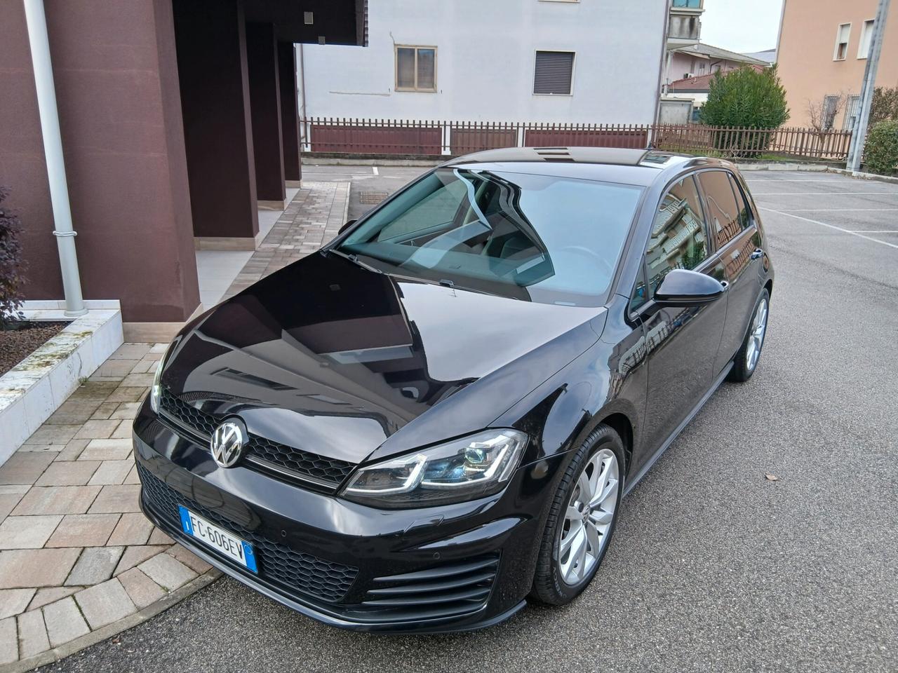 Volkswagen Golf 1.6 TDI 110 CV DSG 5p. Executive con Led tua a € 199 mese