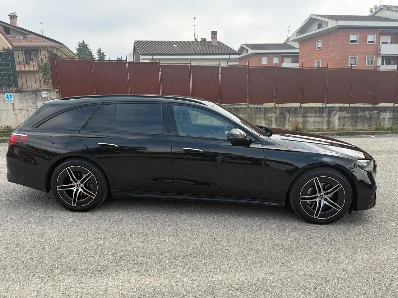 Mercedes-benz E 220 D/ MILD HYBRID/4MATIC/S.WAMG LINE/PREMIUM/CERCHI 19 AMG/IMPIANTO BURMUSTER/PACCHETTO LUCI !!