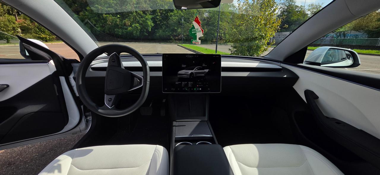 Tesla Model 3 - RWD Premium