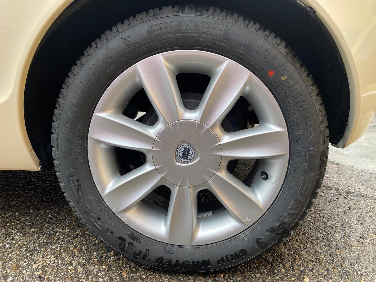 Lancia Ypsilon 1.2 Benzina Argento NEOPATENTATI