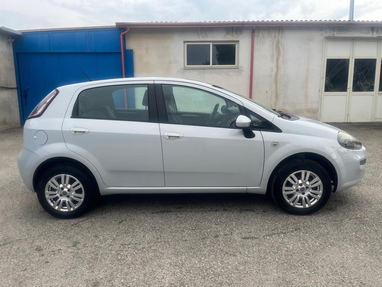 Punto Fiat g punto 5P-1.4-77cv- metano -full-2012