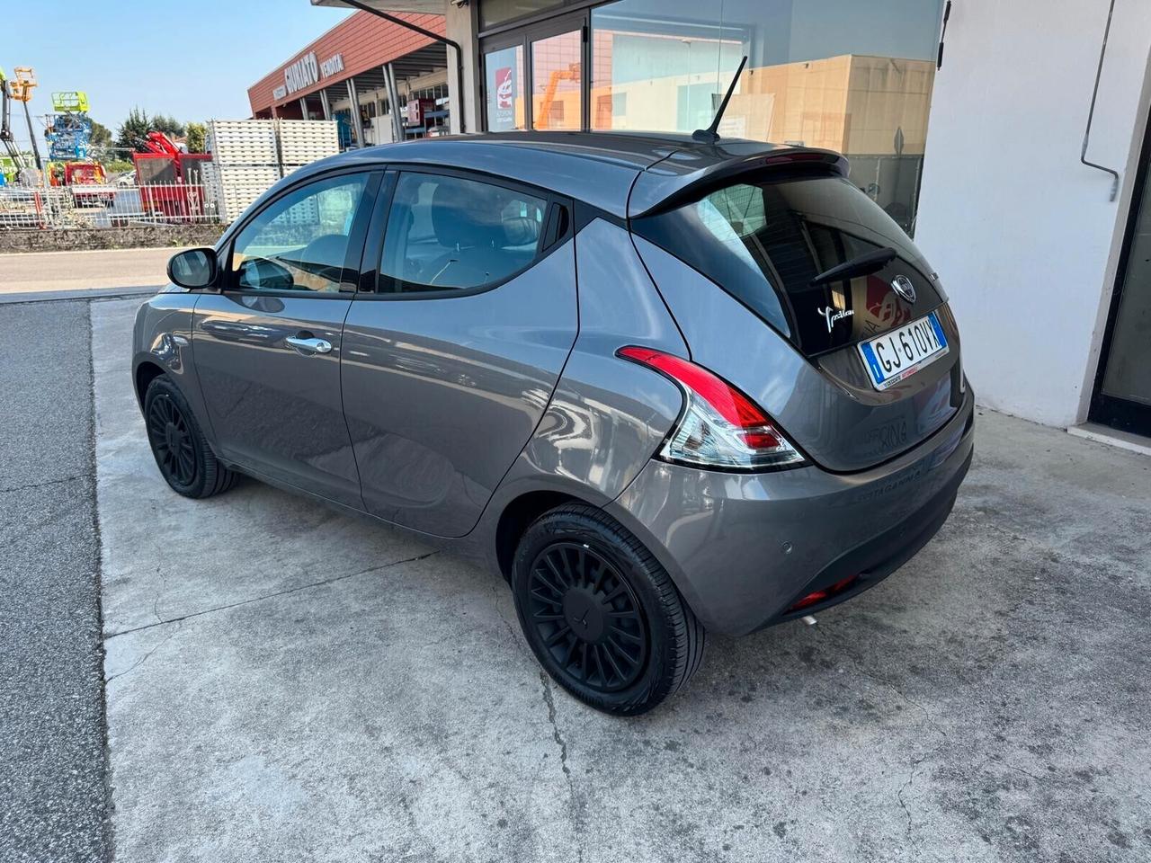 Lancia Ypsilon 1.0 FireFly 5 porte S&S Hybrid Ecochic Silver
