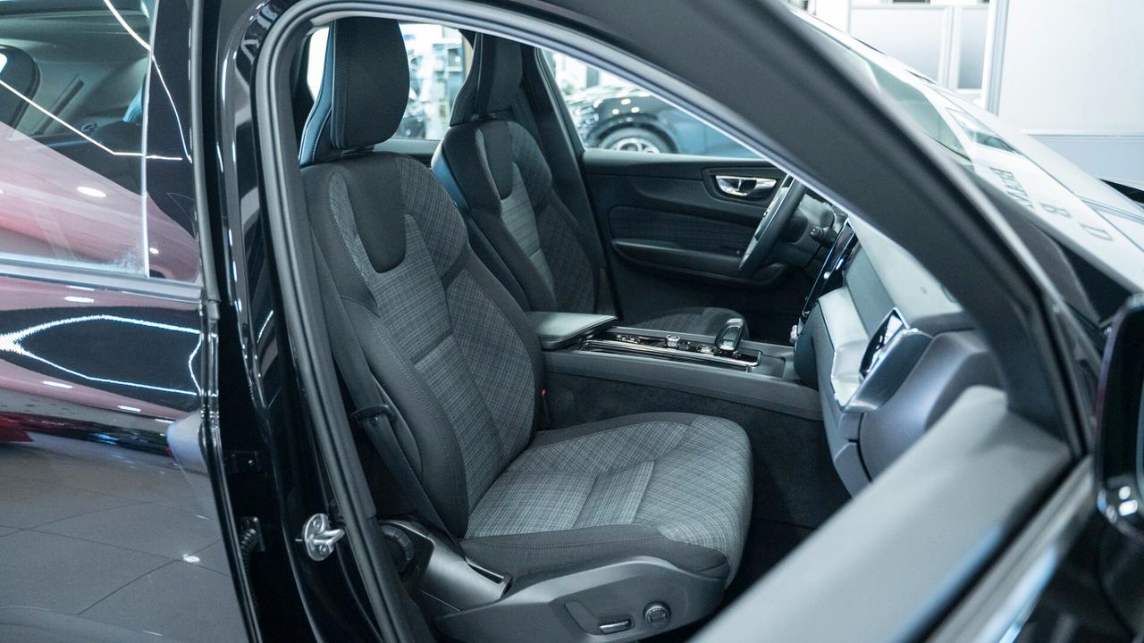 Volvo XC 60 XC60 B4 D 2.0 GEARTRONIC MOMENTUM SPORT LED NAVI FULL OPTIONAL