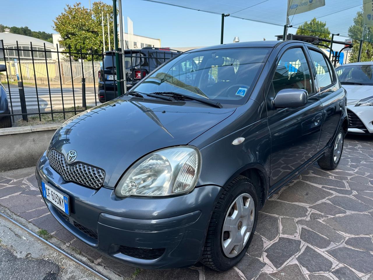 Toyota Yaris 1.0i 16V cat 5 porte Sol