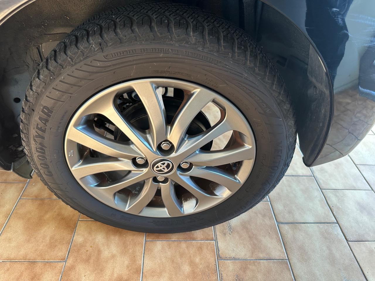Toyota Yaris 1.0benz. Per neo patentati