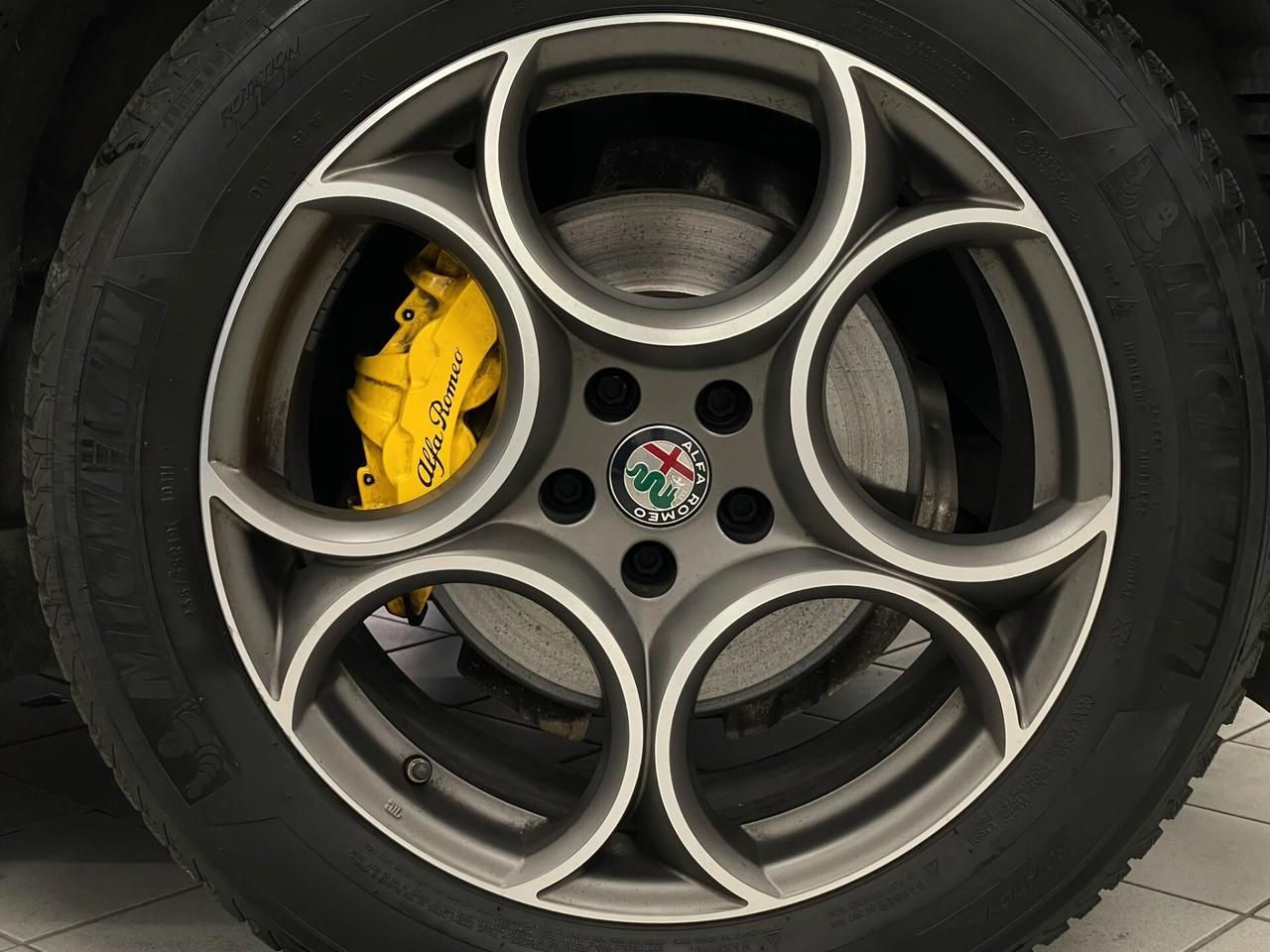 Alfa Romeo Stelvio 2.2 TD 190 CV EXECUTIVE 19" PELLE PINZE GIALLE RETROCAMERA