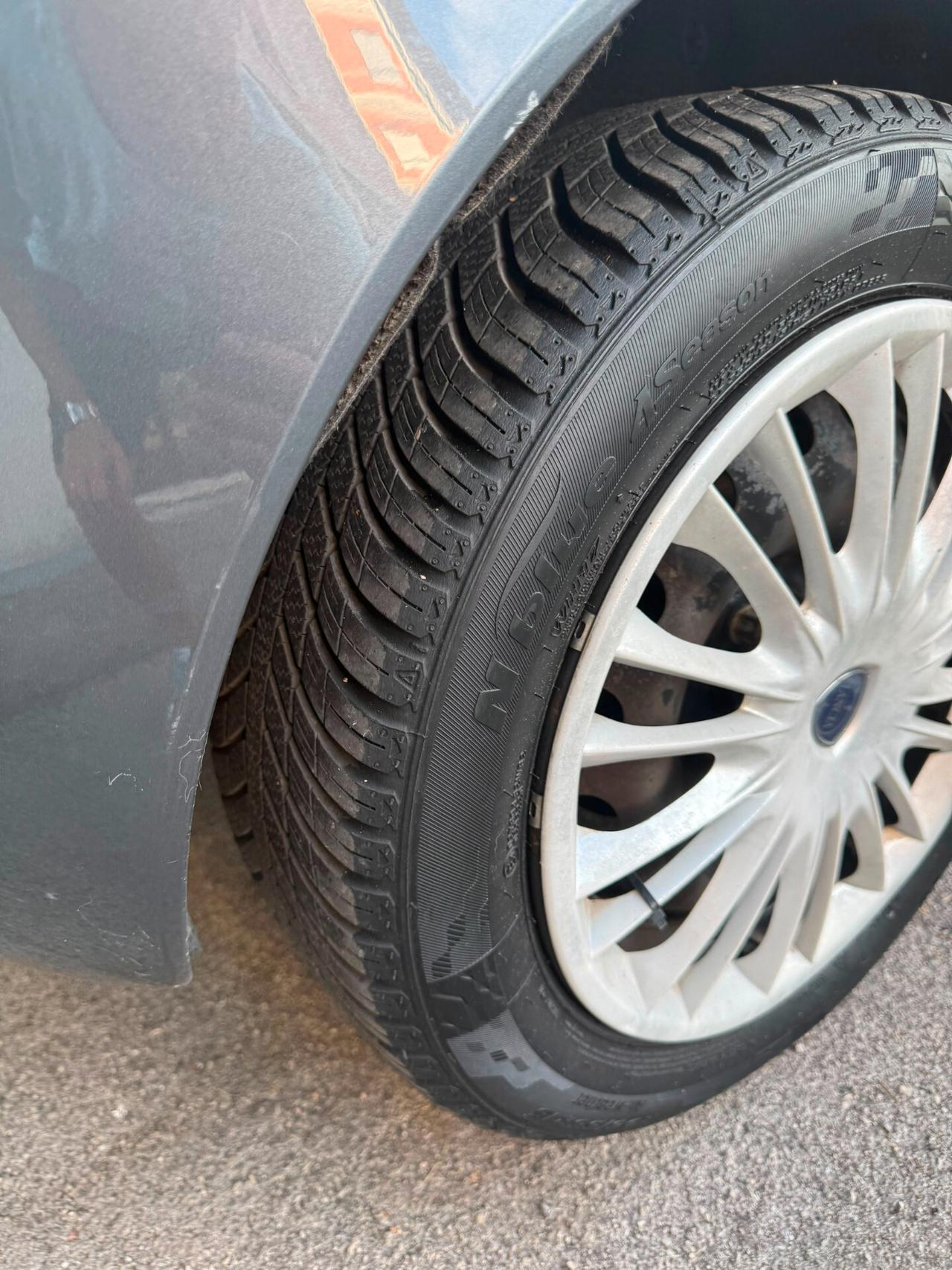 Lancia Ypsilon 1.3 MJT 75 CV Versus