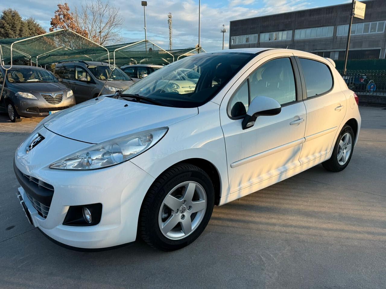 Peugeot 207 1.4 benz 95CV NEO-PAT 74.900 KM