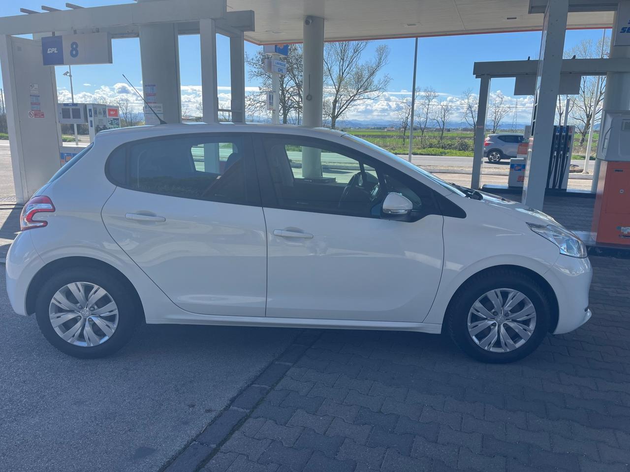 Peugeot 208 1.2 VTi 82 CV 5 porte Active km 67.000 garanzia 12 mesi