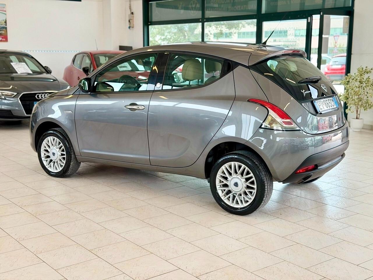 Lancia Ypsilon 0.9 TwinAir 85 CV 5 porte Metano Ecochic Silver