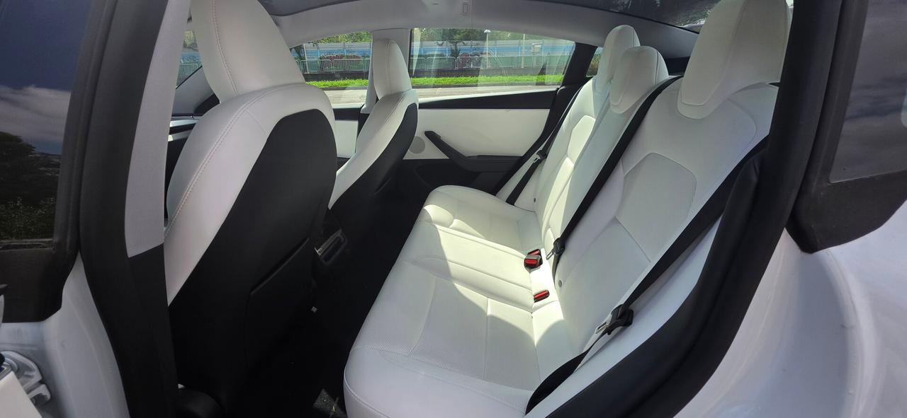 Tesla Model 3 - RWD Premium