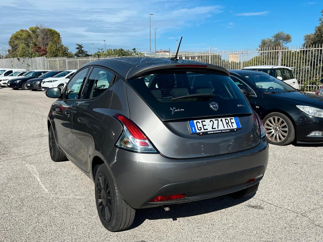 Lancia Ypsilon 1.0 FireFly 5 porte S&S Hybrid Ecochic Silver