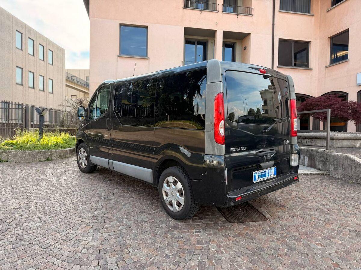 Renault TRAFIC PASSENGER 2.0 D 9 POSTI