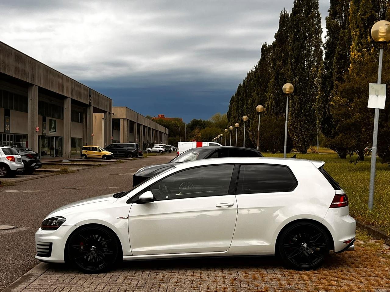 Volkswagen Golf GTI Performance 2.0 TSI 3p. 230cv