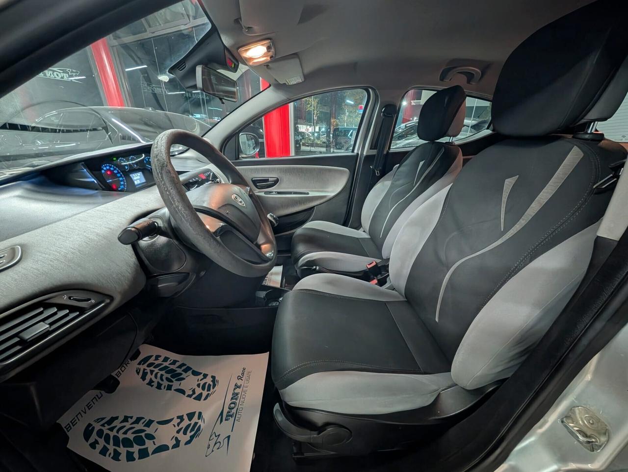 Lancia Ypsilon 0.9 TwinAir 85 CV 5 porte Metano Ecochic Silver