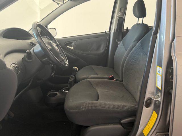 TOYOTA Yaris 1.3i 16V cat 5 porte Sol Blue