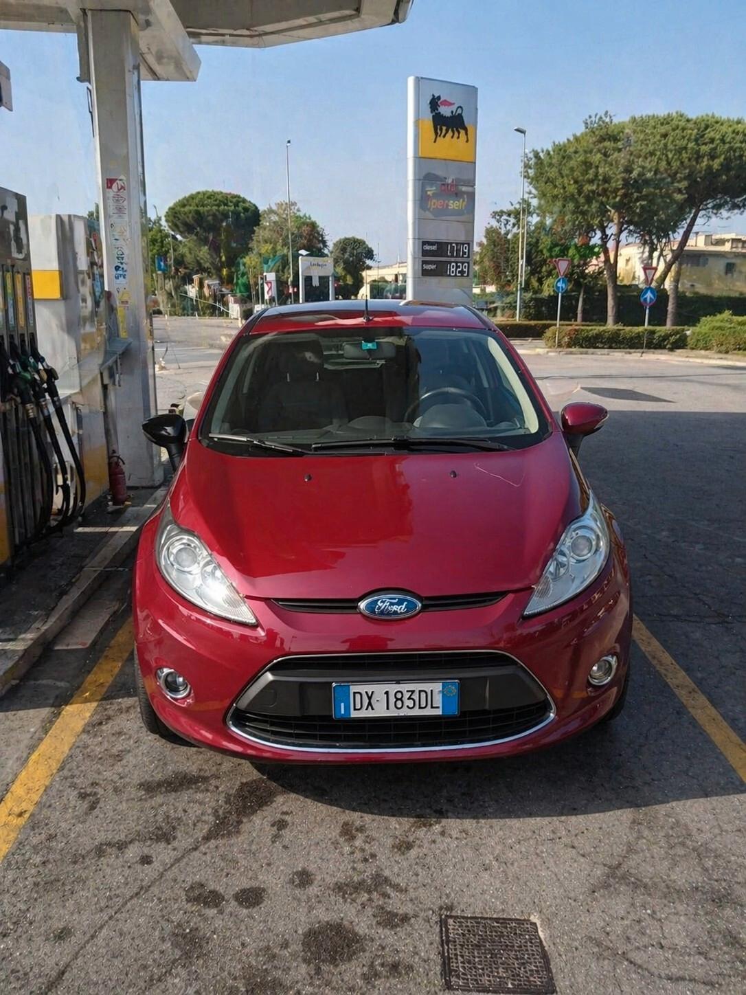 FORD FIESTA 1.4 TDCI TITANIUM – – REVISIONATA – PERFETTA Ottima Ford Fiesta 1.4 TDCI 68 cv, versione Titanium, auto affidabile ed economica nei consumi, ideale per uso quotidiano. Immatricolazione: 2009 Chilometraggio: 150.000 km Alimentazione: