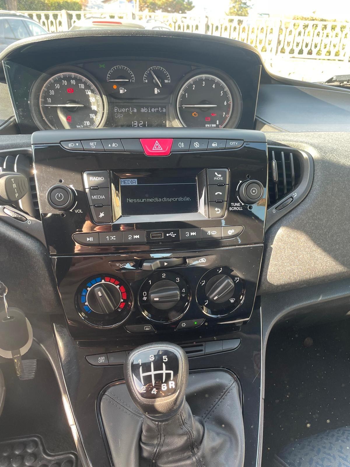 Lancia Ypsilon 1.0 Hybrid Ecochic Siler