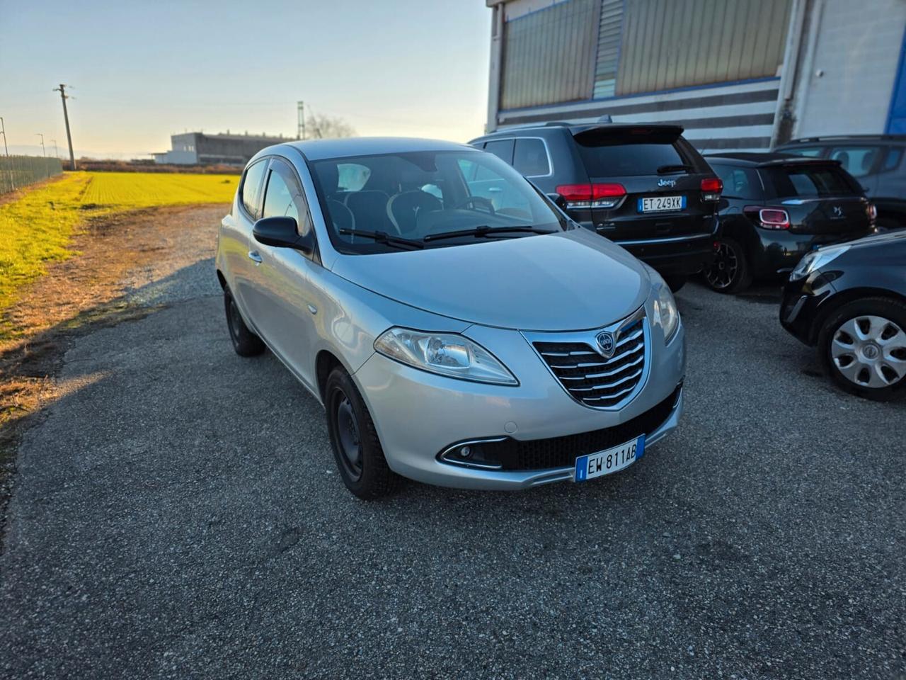 Lancia Ypsilon 0.9 TwinAir 85 CV 5 porte Metano Ecochic Silver