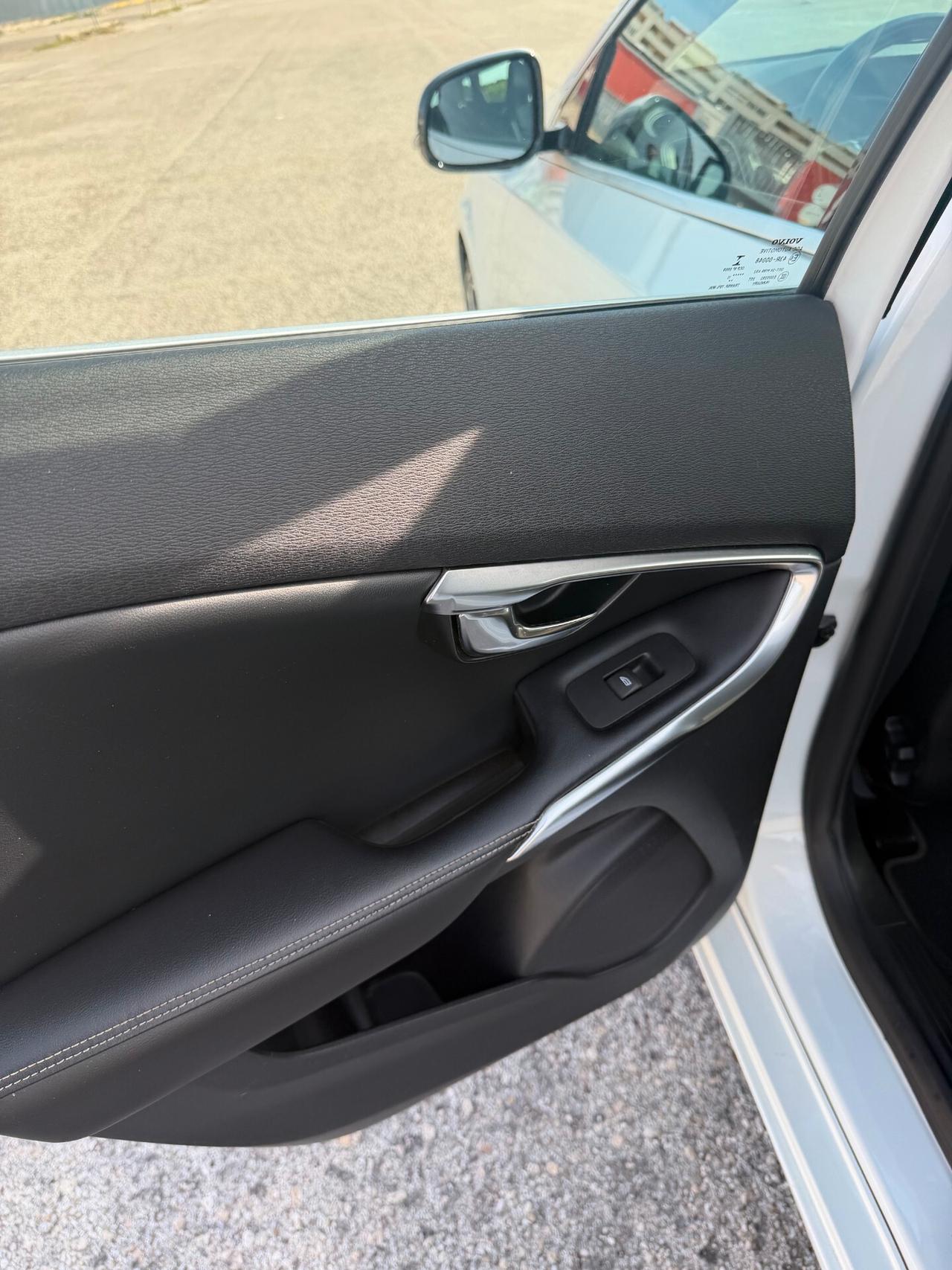 Volvo V40 D2 1.6 R-design Kinetic