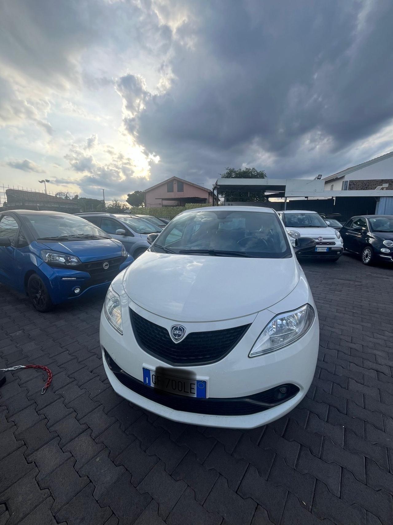 Lancia Ypsilon 1.0 FireFly 5 porte S&S Hybrid Ecochic Silver