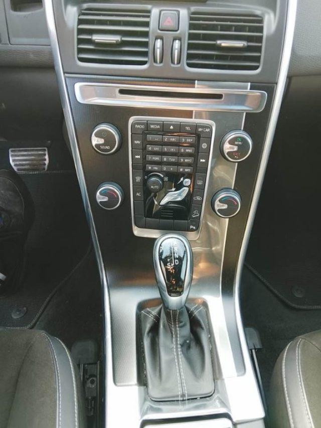 VOLVO XC60 D5 AWD Geartronic R-design Kinetic