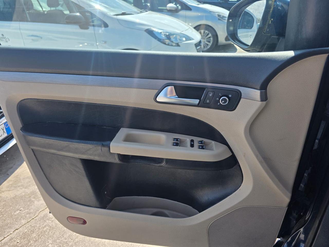 Volkswagen Touran 1.6 TDI HIGHLINE - 2011 7 POSTI