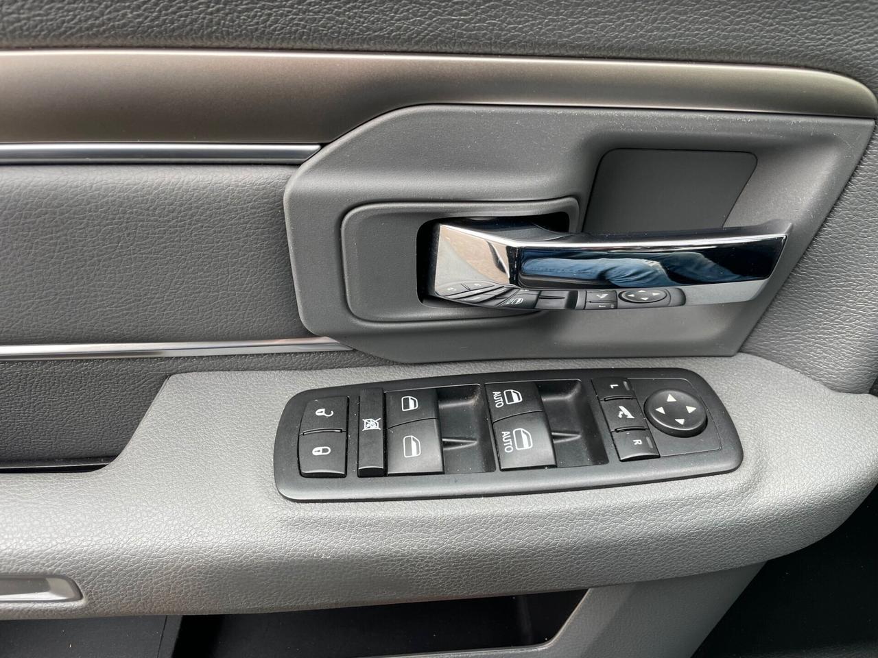 Dodge RAM 1500 5.7 V8 Crew Cab MB Longhorn at8