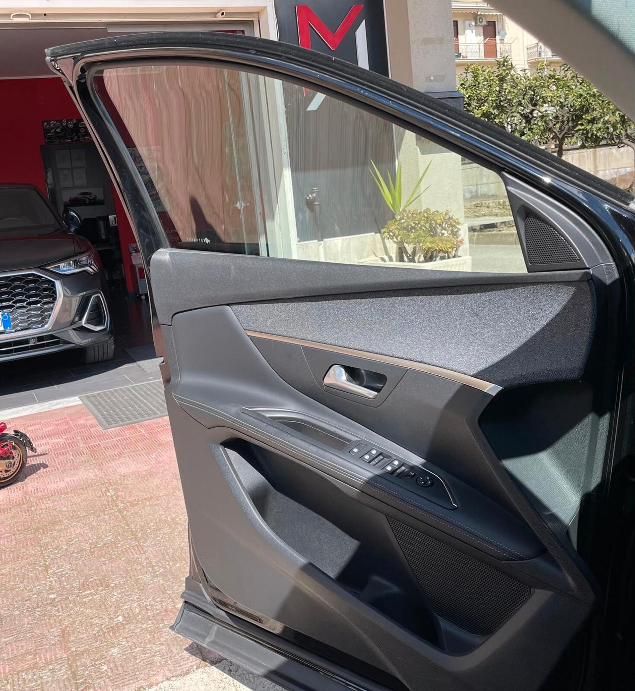 Peugeot 3008 BlueHDi 130 EAT8 ALLURE