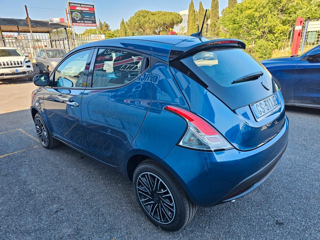 Lancia Ypsilon 2023 Noleggio BREVE termine