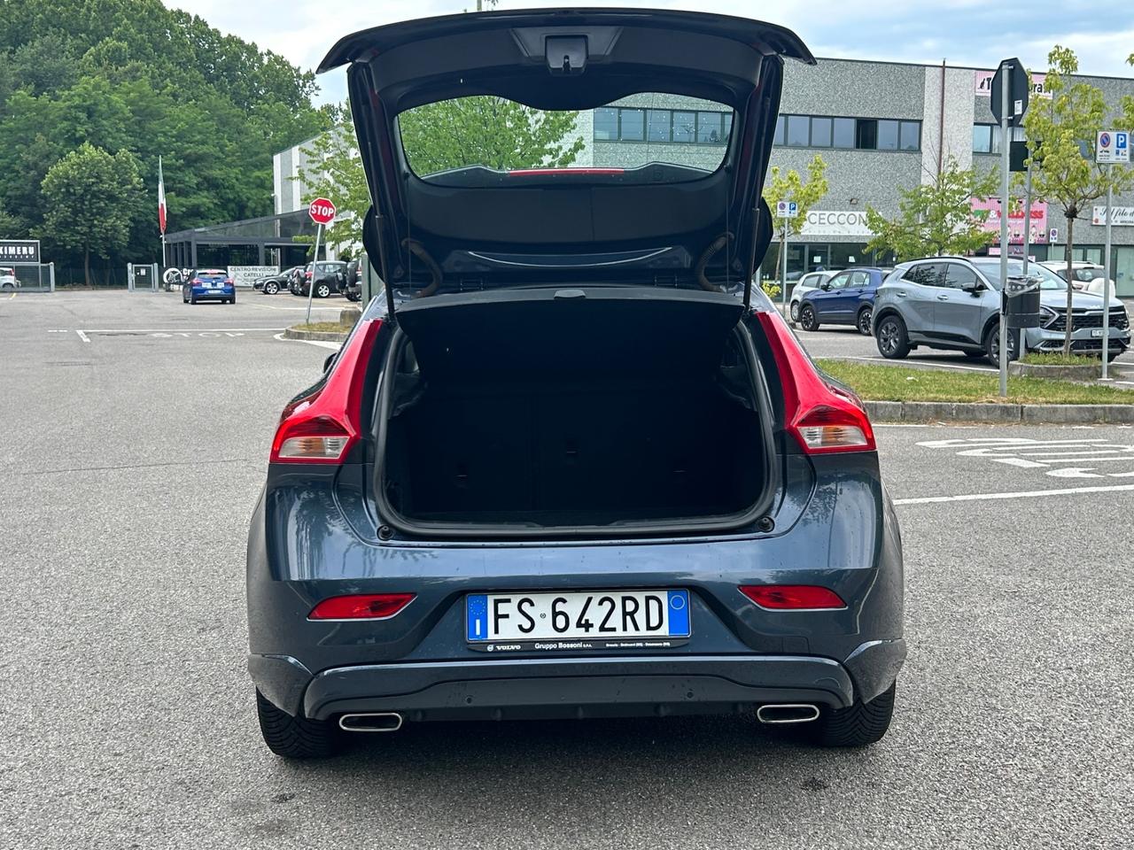Volvo V40 D2 Geartronic R-Design | Navi LED PDC Cruise Uniproprietario
