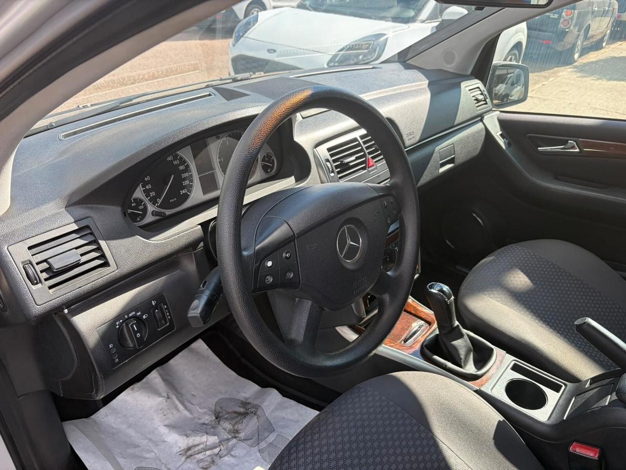 Mercedes-benz B 180