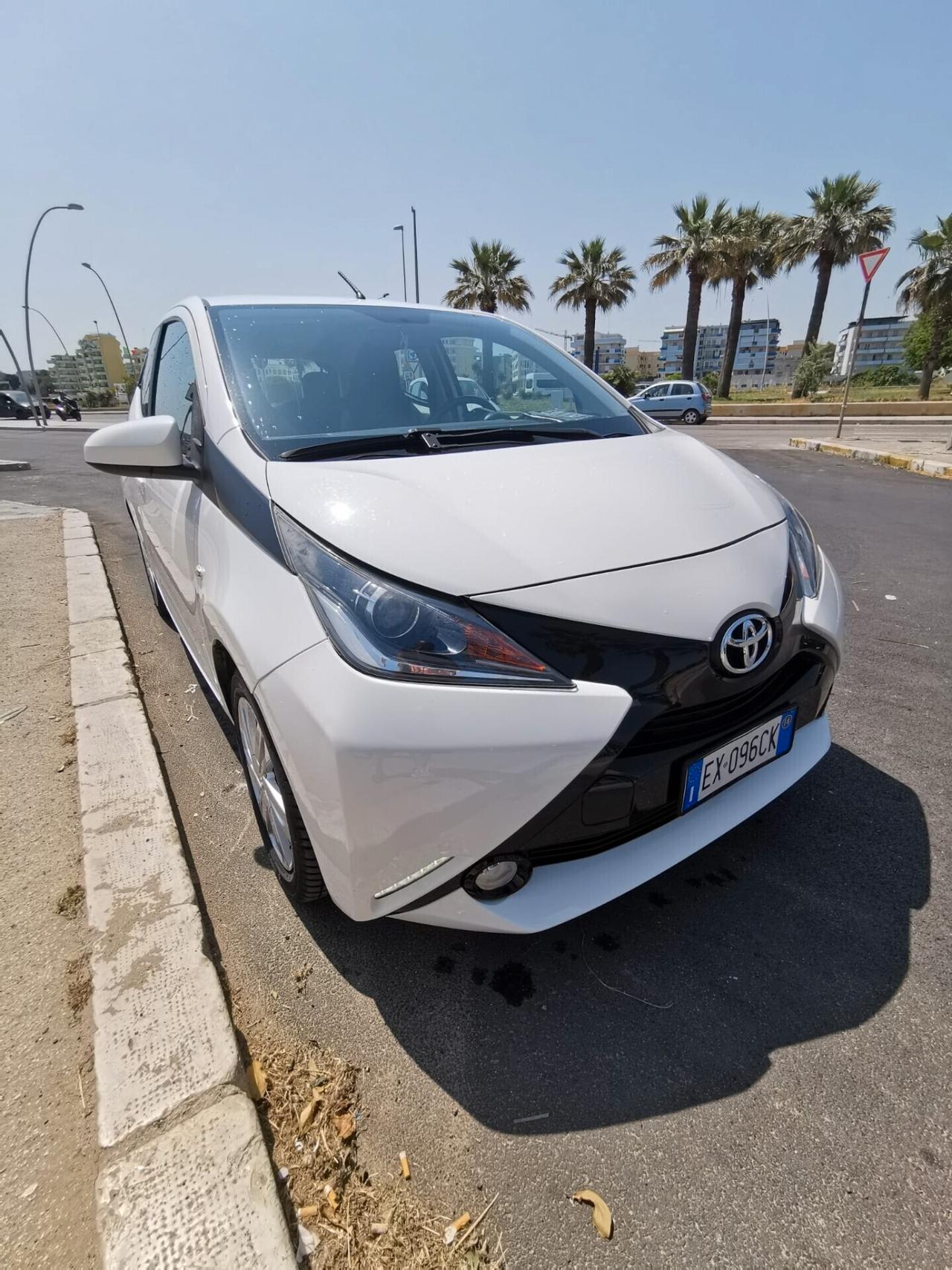 Toyota Aygo 1.0 VVT-i 69 CV 5 porte x-cool 10/2014