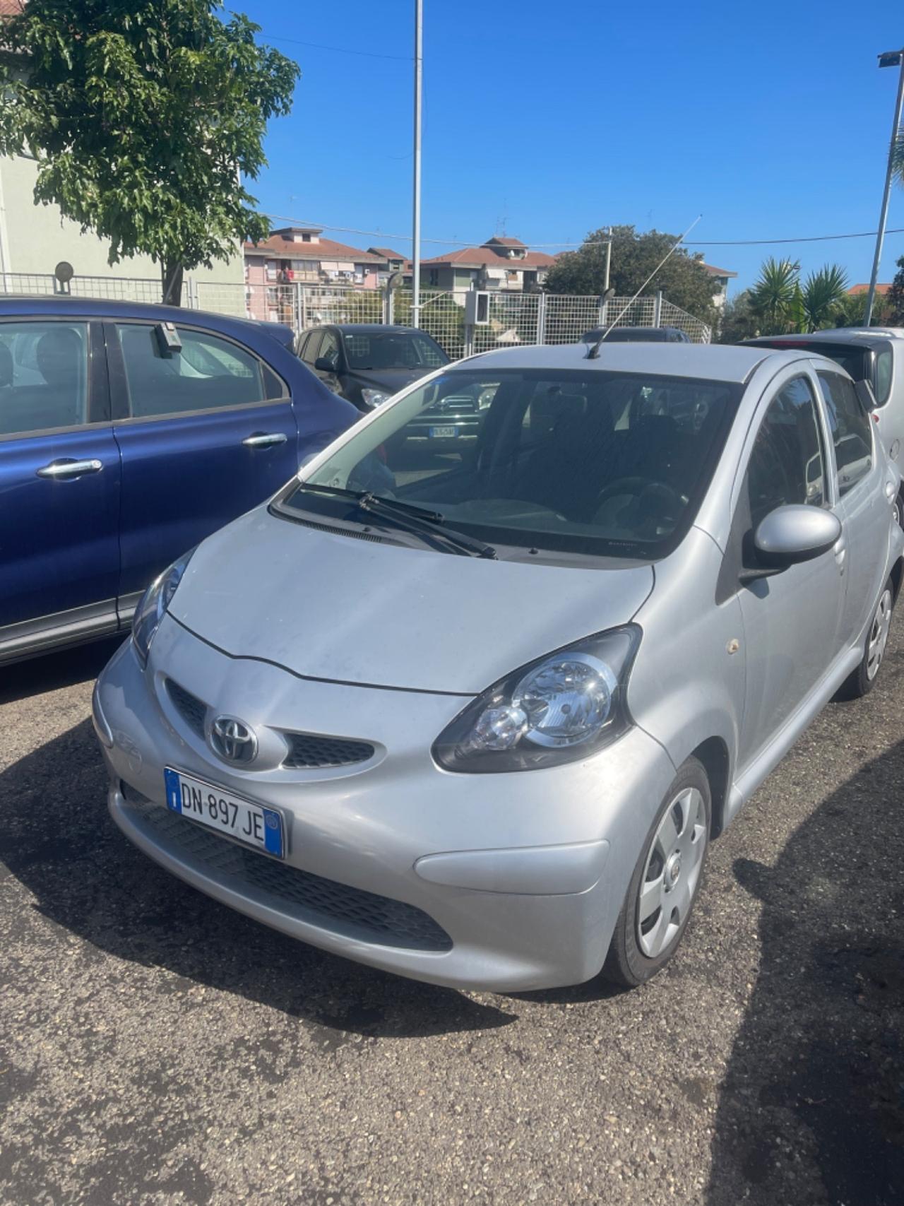 Peugeot 107 e Toyota Aygo vari colori