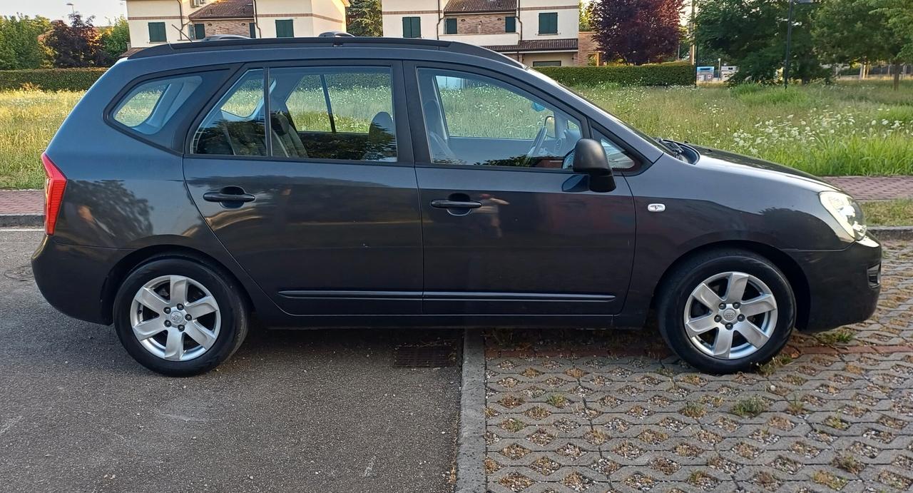 Kia Carens 2.0 CVVT LX Family