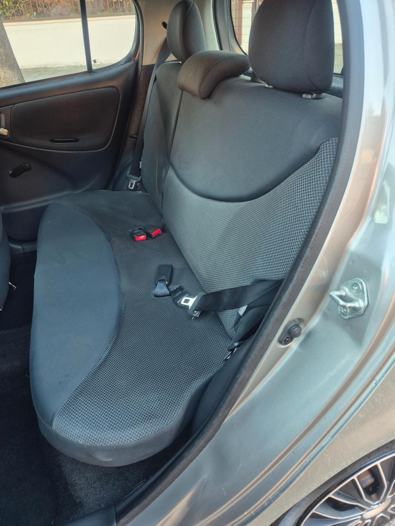 Toyota Yaris 1.0 benzina 68cv anno 05